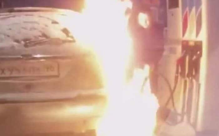 Elle fout le feu à sa voiture à une station